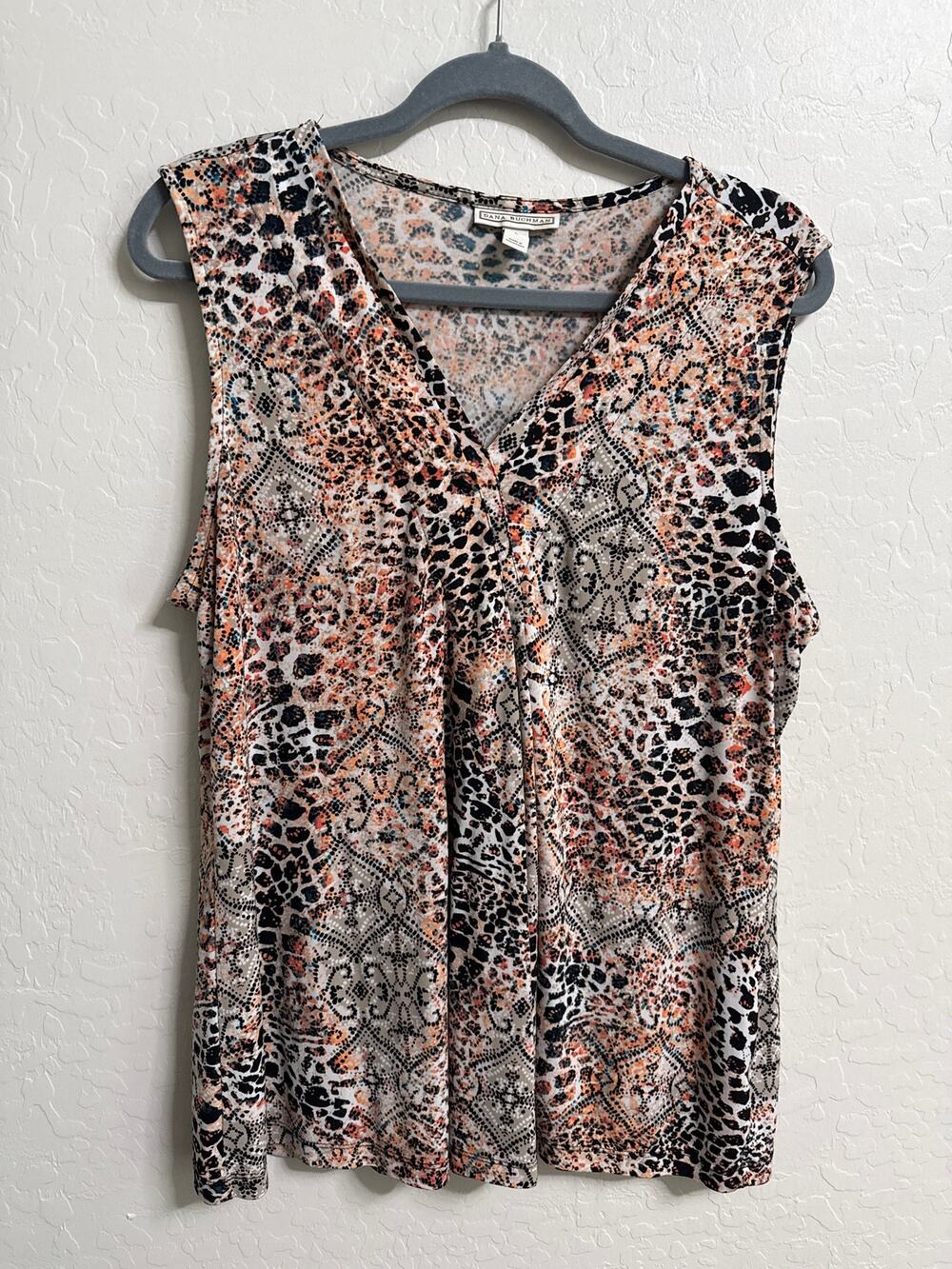Dana Buchman size Large knit shirt